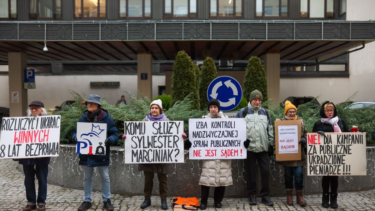 Warszawa, 30.12.2024. Protest przed siedzibą Państwowej Komisji Wyborczej w Warszawie, 30 bm. PKW ma podjąć uchwałę ws. sprawozdania komitetu PiS z wyborów parlamentarnych z 2023 r. po decyzji Sądu Najwyższego. 11 grudnia br. Izba Kontroli Nadzwyczajnej i Spraw Publicznych SN uznała skargę PiS na odrzucenie przez PKW sprawozdania komitetu wyborczego tej partii z wyborów parlamentarnych 2023 r. Status Izby jest kwestionowany m.in. przez obecny rząd i część członków PKW. (aldg) PAP/Leszek Szymański