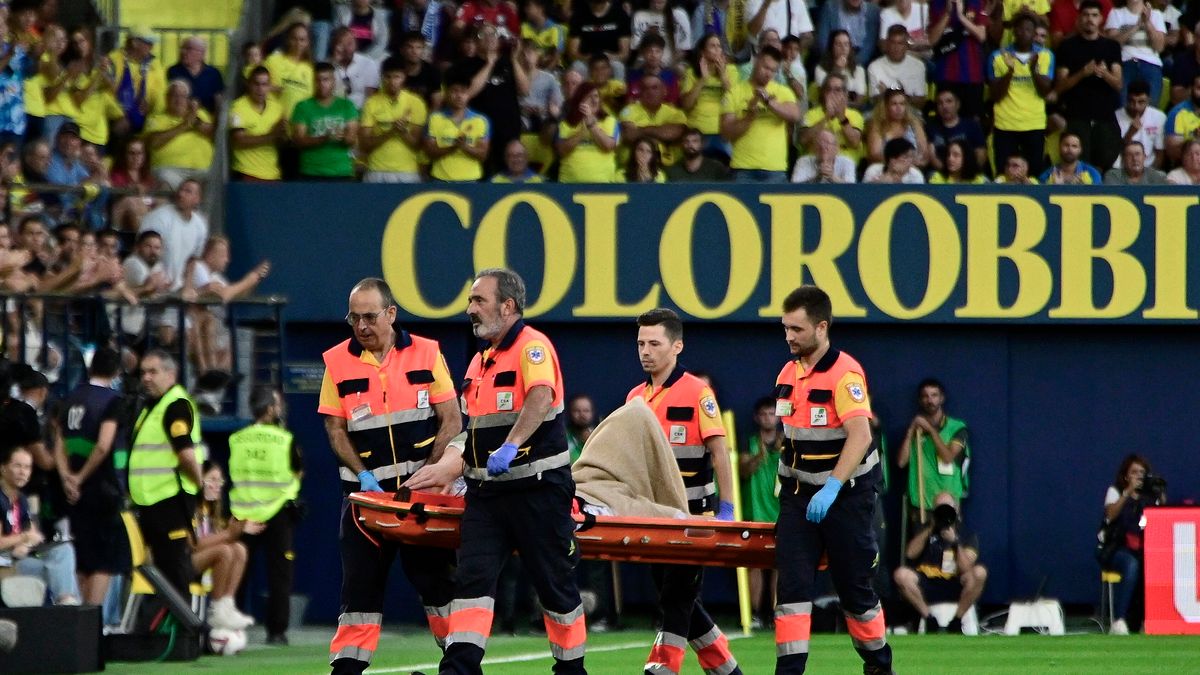 PAP/EPA / ANDREU ESTEBAN / Na zdjęciu: Marc Andre ter Stegen opuszczający boisko na noszach.