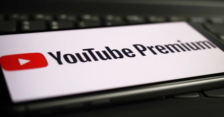 Płacą za brak reklam. YouTube i tak je wyświetla