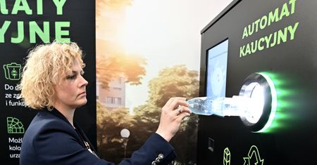 Zebrała 120 butelek, pieniędzy nie odzyskała. Problemy z kaucją w popularnych sieciach