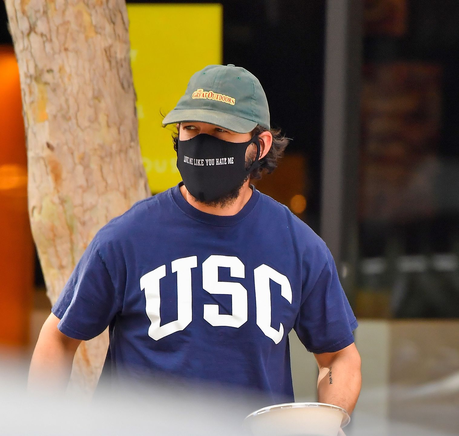 Shia LaBeouf prowokuje napisem na maseczce