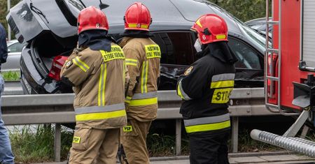Niecodzienny wypadek na DK 19. Samochód zawisł na barierkach