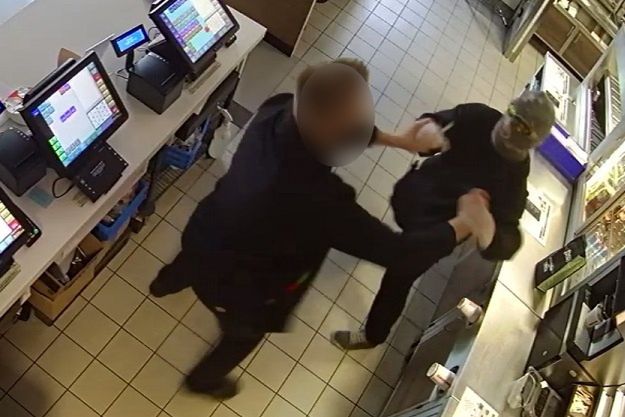 Groził nożem pracownikom restauracji. Policja szuka mężczyzny ze zdjęć