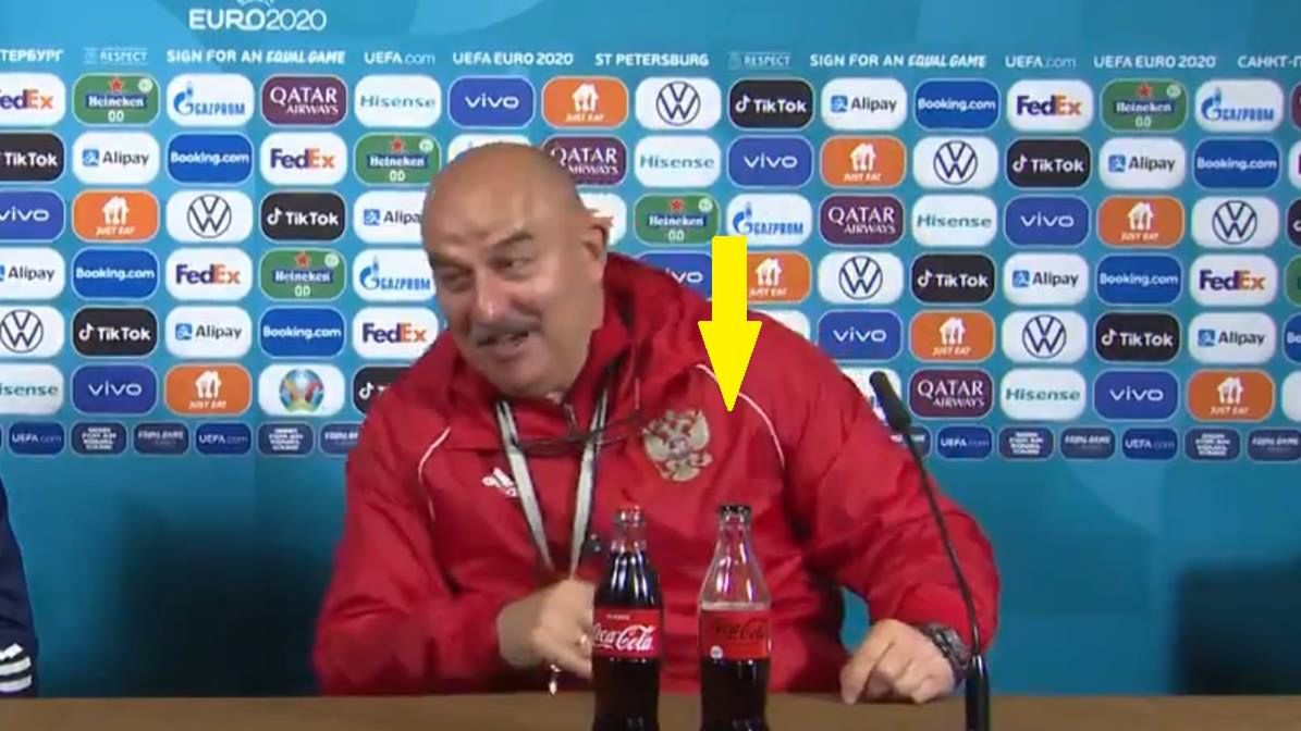 Twitter / TVP Sport / Czerczesow otwiera Coca-Colę na konferencji prasowej