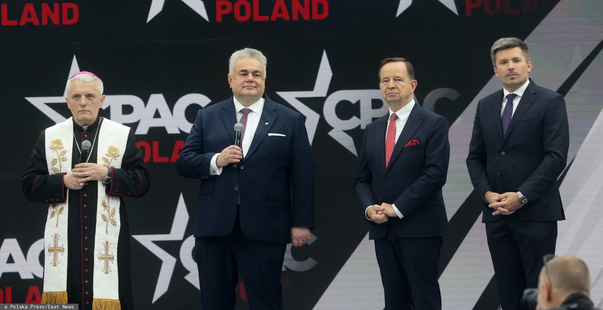 Konferencja CPAC, 27 maja 2025 r. Drugi z prawej marszałek woj. 