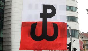 USA.W Nowym Jorku zawisła biało-czerwona flaga z kotwicą