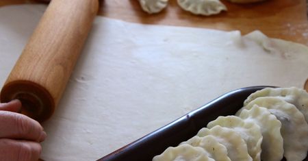 To najprostszy przepis na ciasto na pierogi. Kilka składników, a wychodzi mięciutkie i elastyczne