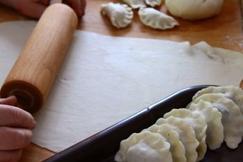 To najprostszy przepis na ciasto na pierogi. Kilka składników, a wychodzi mięciutkie i elastyczne