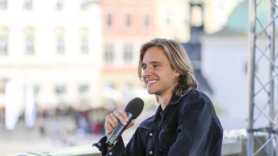 Maciej Musiał pozuje z ojcem. Nie wszyscy wiedzą, kim jest.