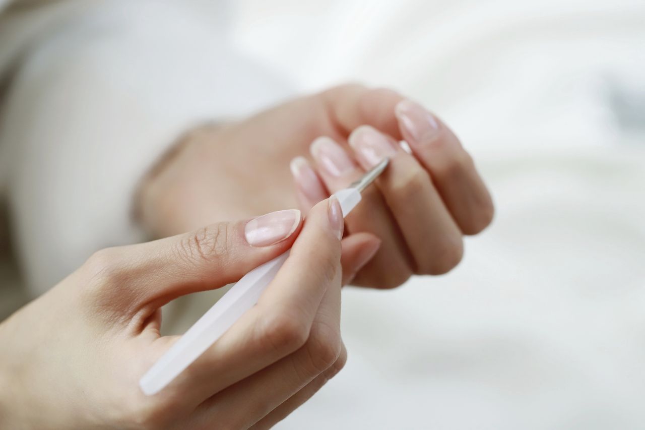 Jak wzmocnić paznokcie? Znajdź najlepszy sposób na uzyskanie mocnej i zdrowej płytki