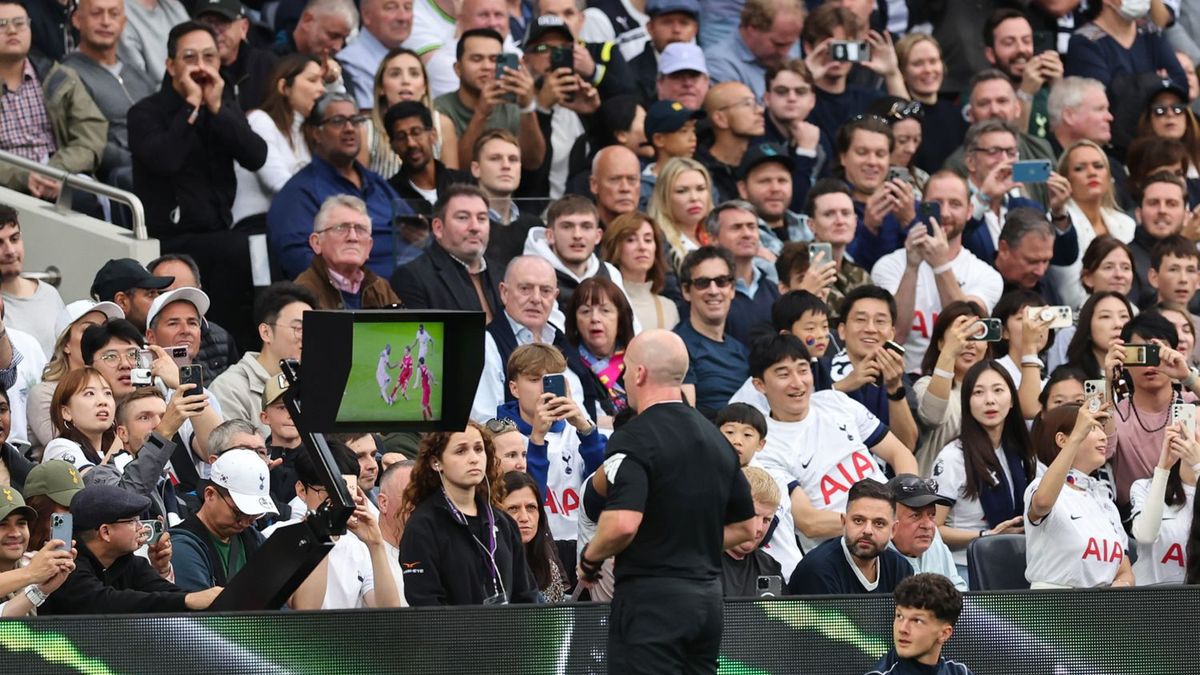 Getty Images / Matthew Ashton - AMA / Na zdjęciu: VAR w meczu Tottenham - Liverpool
