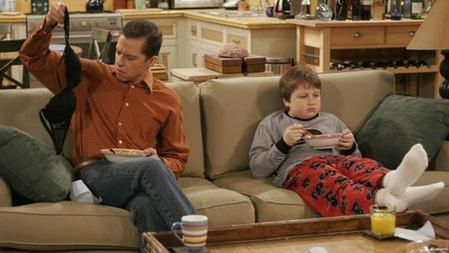 Kadr z serialu Dwóch i pół