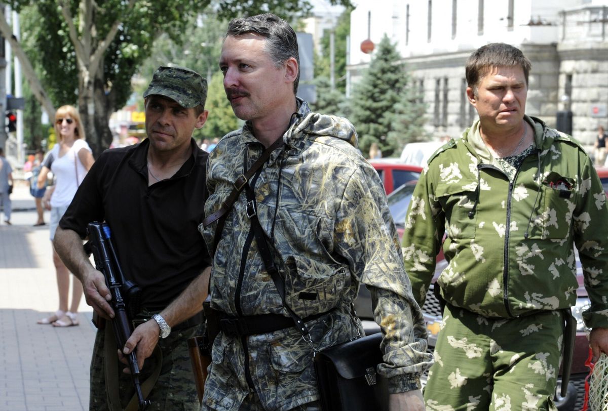 Wojna w Ukrainie. Emerytowany pułkownik Igor Girkin (na fot. w środku) pozwala sobie na krytykę poczynań Rosji. Kim jest? 