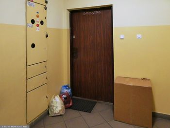 Zauważyli owady koło drzwi. W środku policja znalazła zwłoki