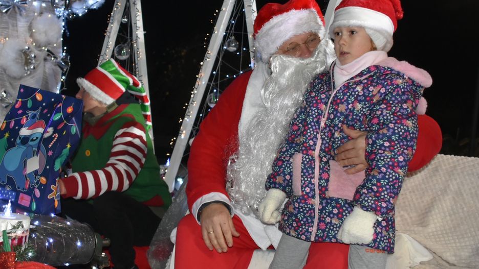 Fabryka zabawek w Dereźni! Mikołaj na platformie odwiedził wioskę