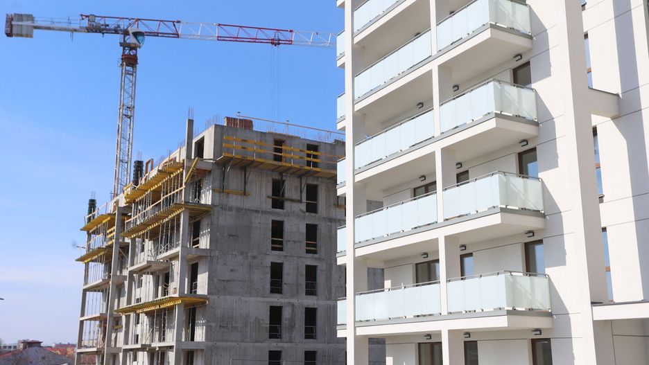 Zdaniem analityków banku, kontynuacja spadków w produkcji budowlano-montażowej oraz jej struktura wskazują, że ożywienie w budownictwie i inwestycjach przebiega wolniej niż oczekiwano. 