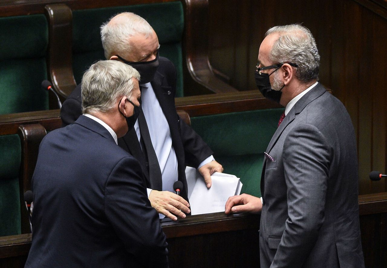 Ustawa covidowa. Odszkodowanie za zakażenie w pracy. Nowy pomysł PiS