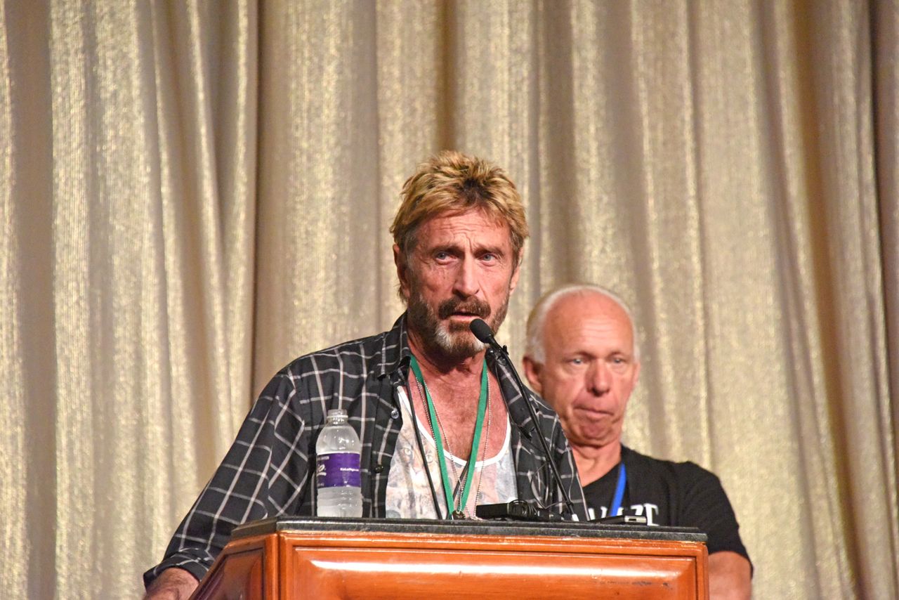 Anonimowi chcą by John McAfee został doradcą Donalda Trumpa