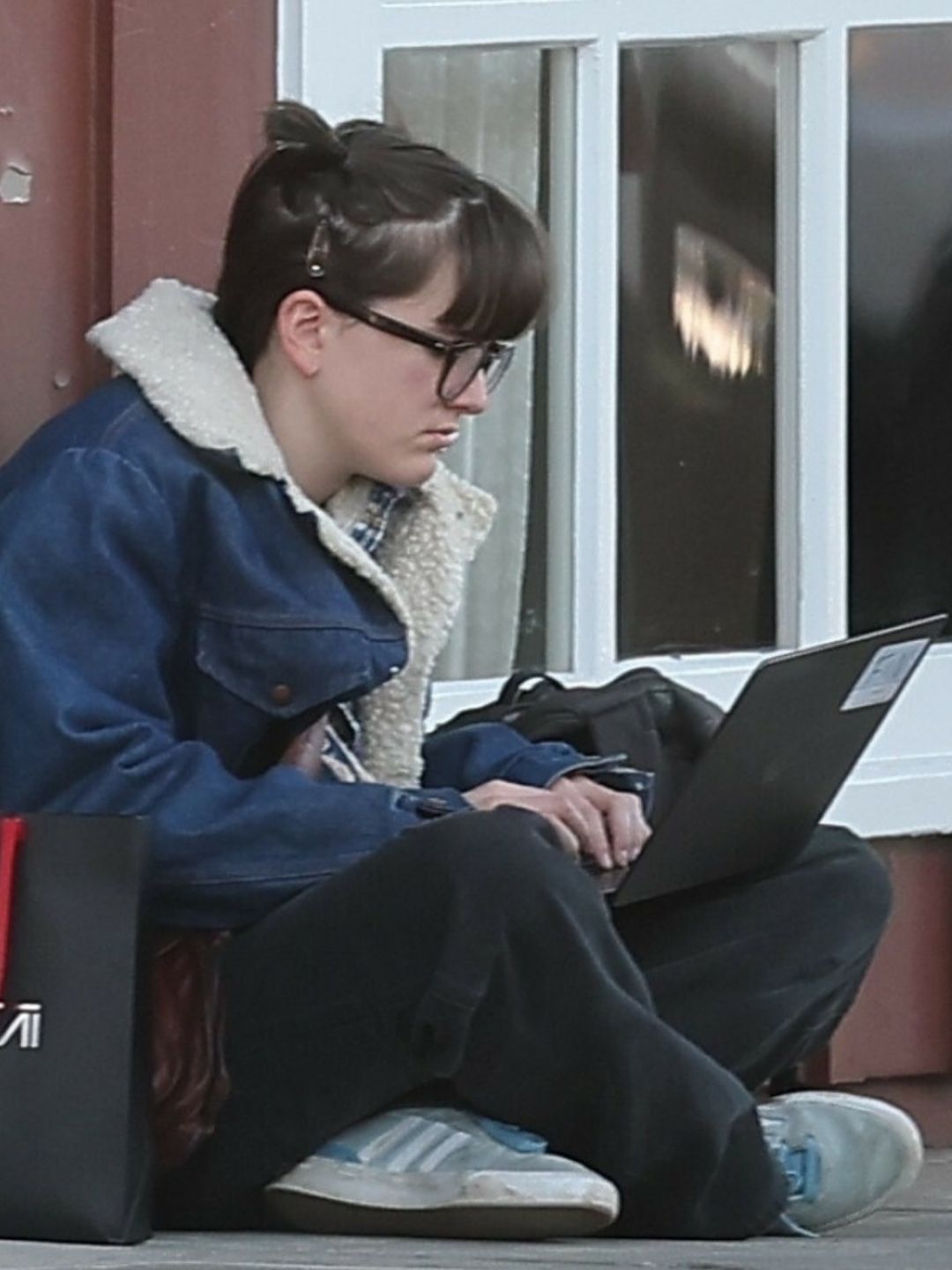 Fin Affleck gra na ulicy 