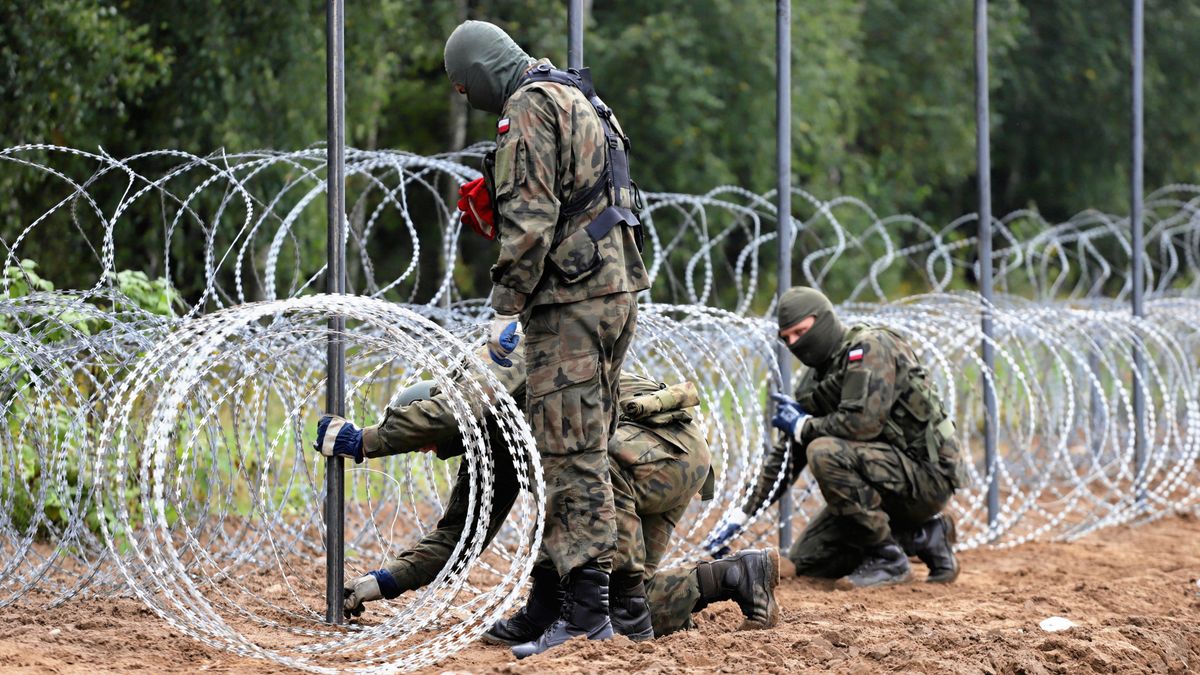 Stan wyjątkowy na granicy z Białorusią. Są pierwsze doniesienia, że migranci sa w stanie pokonać słynny płot