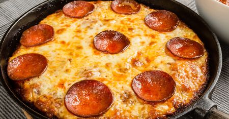 Grubą pizzę robię na patelni. Puchata jak chmurka i lepsza niż mrożonka