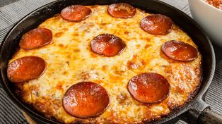 Grubą pizzę robię na patelni. Puchata jak chmurka i lepsza niż mrożonka