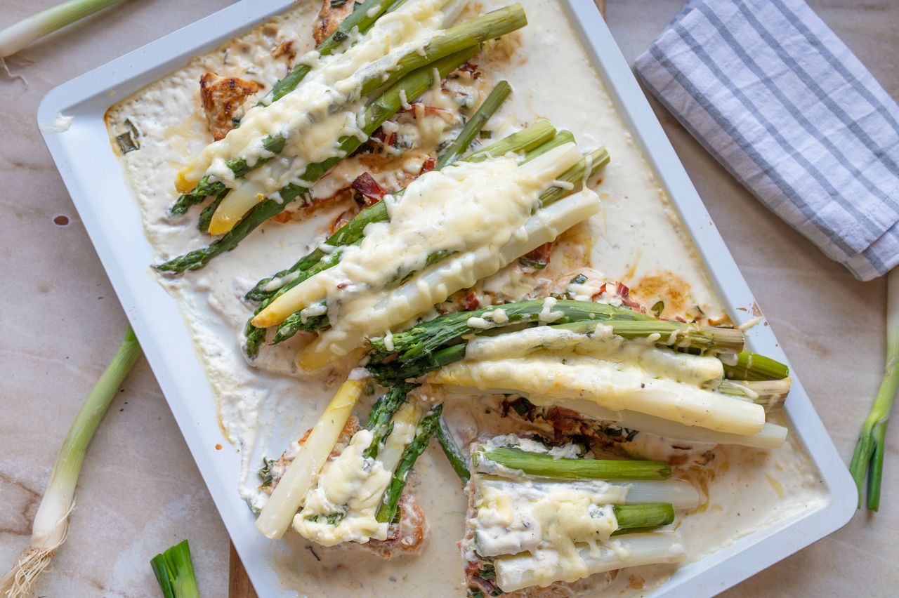 Asparagus with cheese sauce
