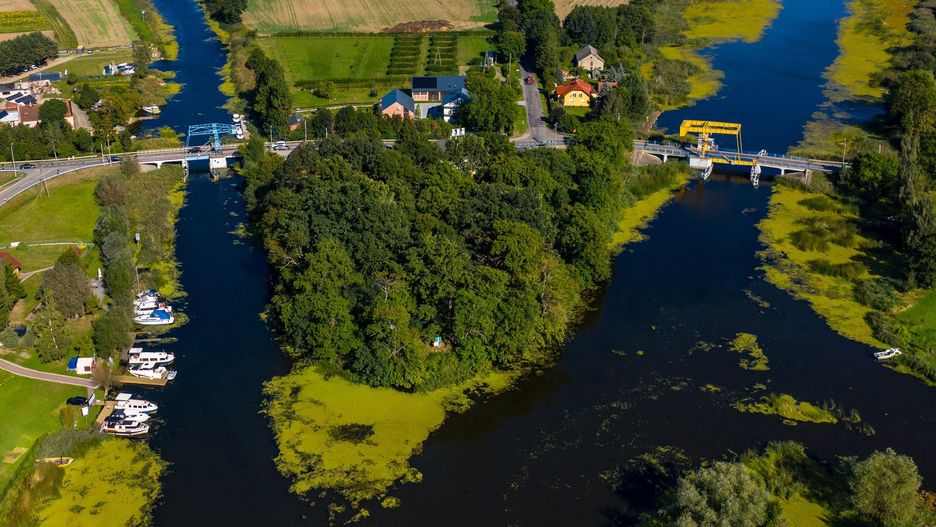 Miejscowość Rybina na Żuławach - wąskie gardło na trasie nr 502 z Nowego Dworu Gdańskiego na Mierzeję Wiślaną.