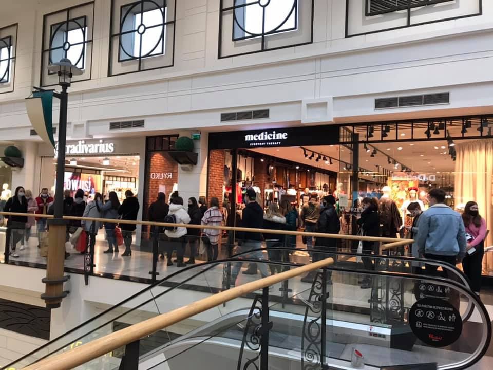 Lockdown w Warszawie. Tłumy w Arkadii.