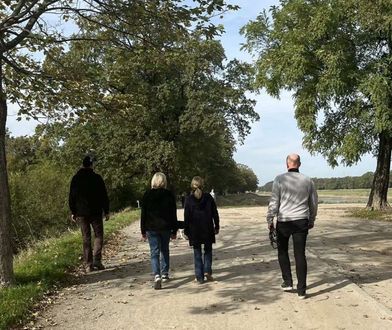 Tłumy na wałach ryzykują mandatem. "Zakaz wstępu wciąż obowiązuje"