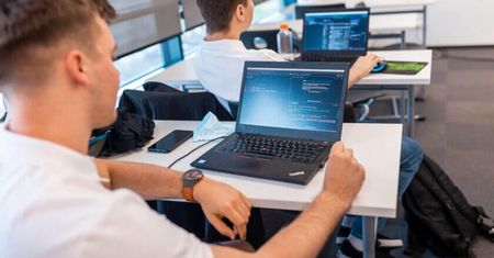 Technik programista – zawód z przyszłością. Czego się spodziewać, jak zacząć naukę i dlaczego warto?