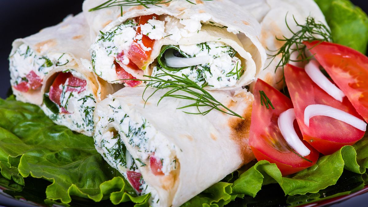 Roladki z tortilli z twarożkiem i pomidorem