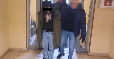 Chwile grozy w warszawskim Rossmannie. Gruzin zaatakował nożem ochroniarza
