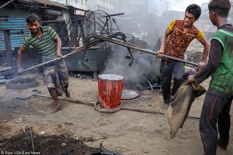 Koncerny odzieżowe ograniczają działania w Bangladeszu