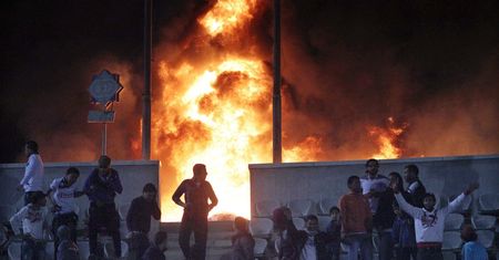 Policja pacyfikuje demonstrantów w Kairze