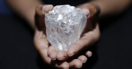 Diament wielkości piłeczki tenisowej trafi na aukcję