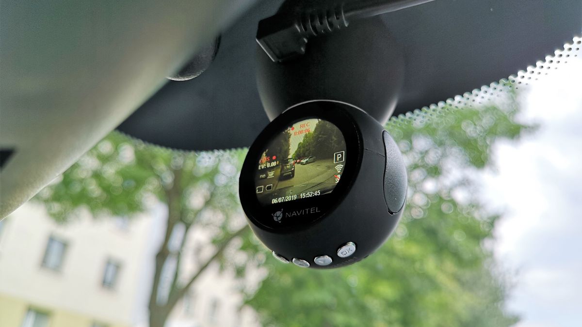 Krótki test Navitel R1050: Kamerka z GPS i bazą fotoradarów 1
