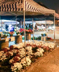 Warszawa. Trzaskowski chce pomóc sprzedającym znicze i kwiaty