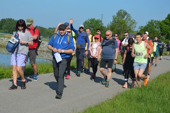 160 piechurów wyruszyło znad zalewu Antoniów. To uczestnicy 33 Koneckiego Maratonu Pieszego na 50 kilometrów.