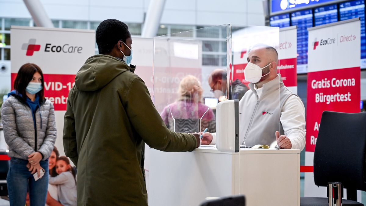 epa09605433 Travelers receive information at a Covid-19 testing center at the departure area of the International Airport in Duesseldorf, Germany, 26 November 2021. The spread of a potentially more dangerous variant of coronavirus in southern Africa has caused international concern. Experts fear that the heavily-mutated B.1.1.529 Coronavirus variant could be highly contagious - because of its unusually large number of mutations - and that could also penetrate the protective shield of vaccines more easily. The German government is restricting air travel with South Africa as a result.  EPA/SASCHA STEINBACH Dostawca: PAP/EPA.