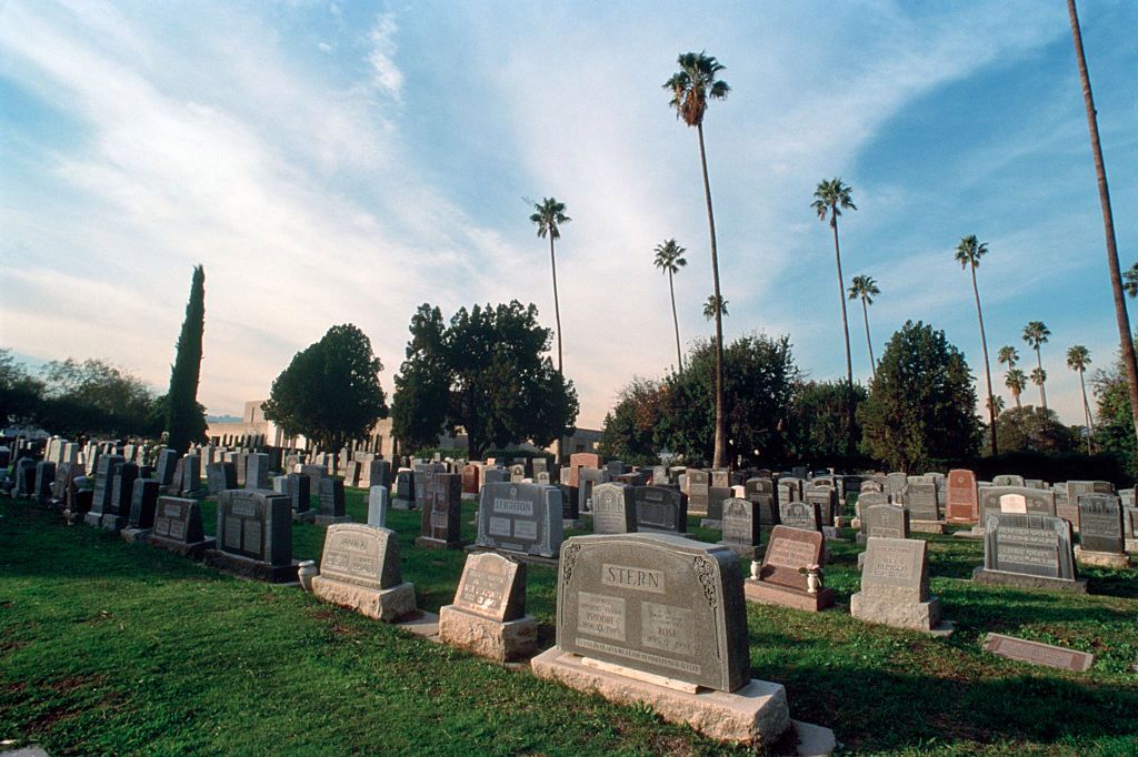 Szaleństwo na cmentarzu gwiazd. Ludzie masowo wykupują miejsca
