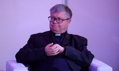 Ks. Alfred Wierzbicki poręczył za Margot. Trafił na mobilny baner. "Sprofanował Kościół"