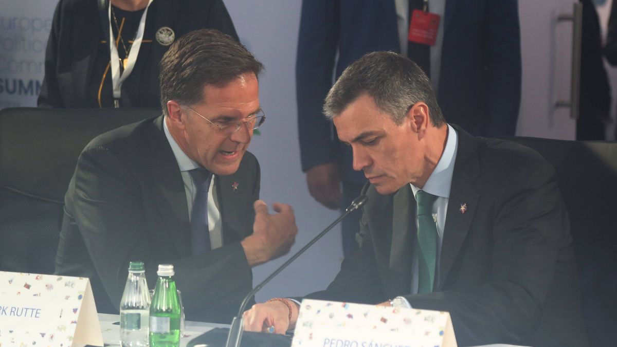 Albania hosts the 6th European Political Community Summit
epa12106365 Spain's Prime Minister Pedro Sanchez (R) and  NATO Secretary General Mark Rutte attend the 6th European Political Community (EPC) Summit in Tirana, Albania, 16 May 2025. The meeting brings together leaders from across the continent under the theme 'New Europe in a new world: unity - cooperation - joint action'.  EPA/MALTON DIBRA 
Dostawca: PAP/EPA.
MALTON DIBRA
European Political Community, EPC Summit, European Political Community Summit, 6th EPC summit