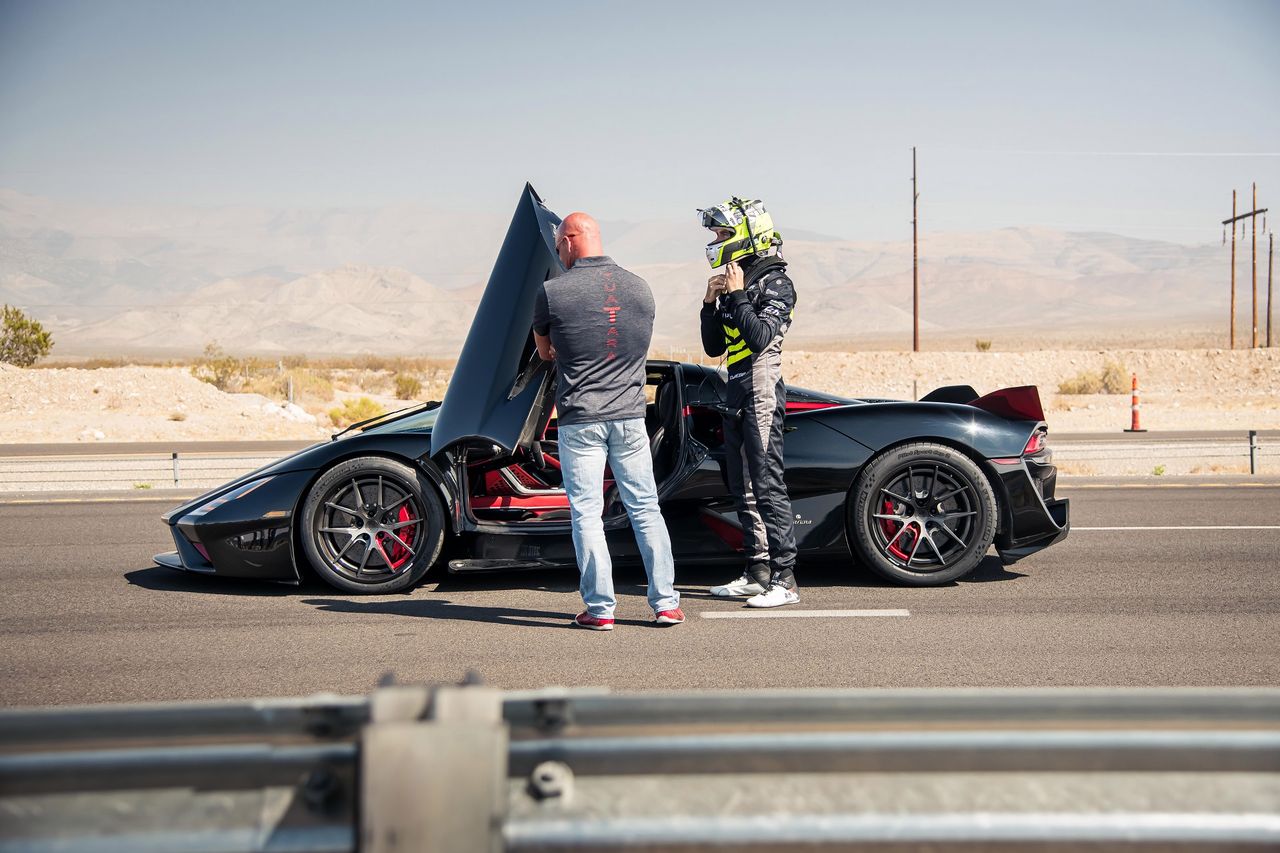 Oliver Webb przed SSC Tuatarą. Za chwilę rozpędzi to auto do 533 km/h i zapewni mu tytuł najszybszego samochodu dopuszczonego do ruchu drogowego (fot. SSC)