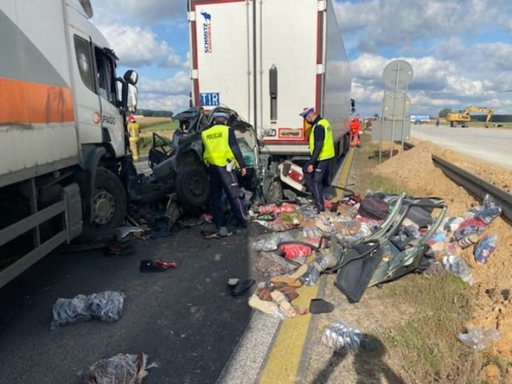 Wypadek pod Piotrkowem Trybunalskim. Osobówka zmiażdżona przez tiry (Fot.: policja.gov.pl)