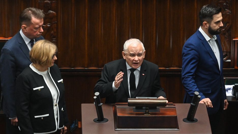 Warszawa, 02.04.2025. Prezes PiS Jarosław Kaczyński (C) oraz posłowie PiS: Mariusz Błaszczak (L), Barbara Bartuś (2L) i Norbert Kaczmarczyk (P) na sali obrad Sejmu w Warszawie, 2 bm. Trzydniowe posiedzenie niższej izby parlamentu, rozpocznie się od przedstawienia przez ministra rolnictwa informacji ws. działań prewencyjnych związanych z przeciwdziałaniem wystąpieniu w Polsce wirusa pryszczycy. (aldg) PAP/Piotr Nowak