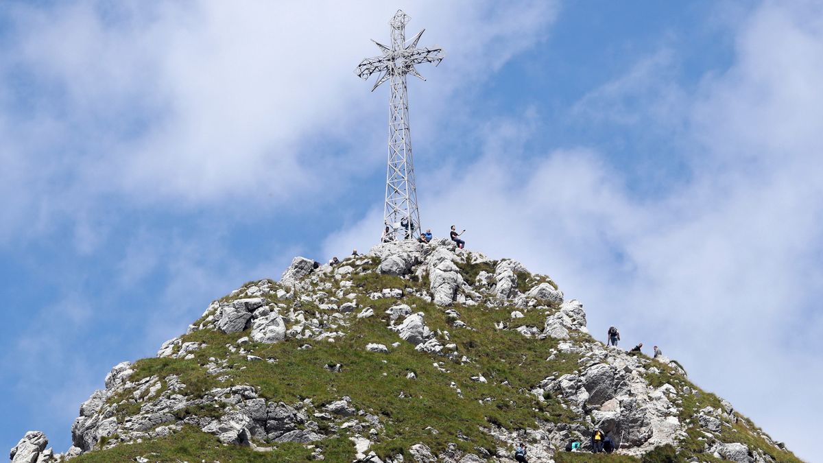 Mężczyzna wspiął się na krzyż (zdjęcie ilustracyjne)