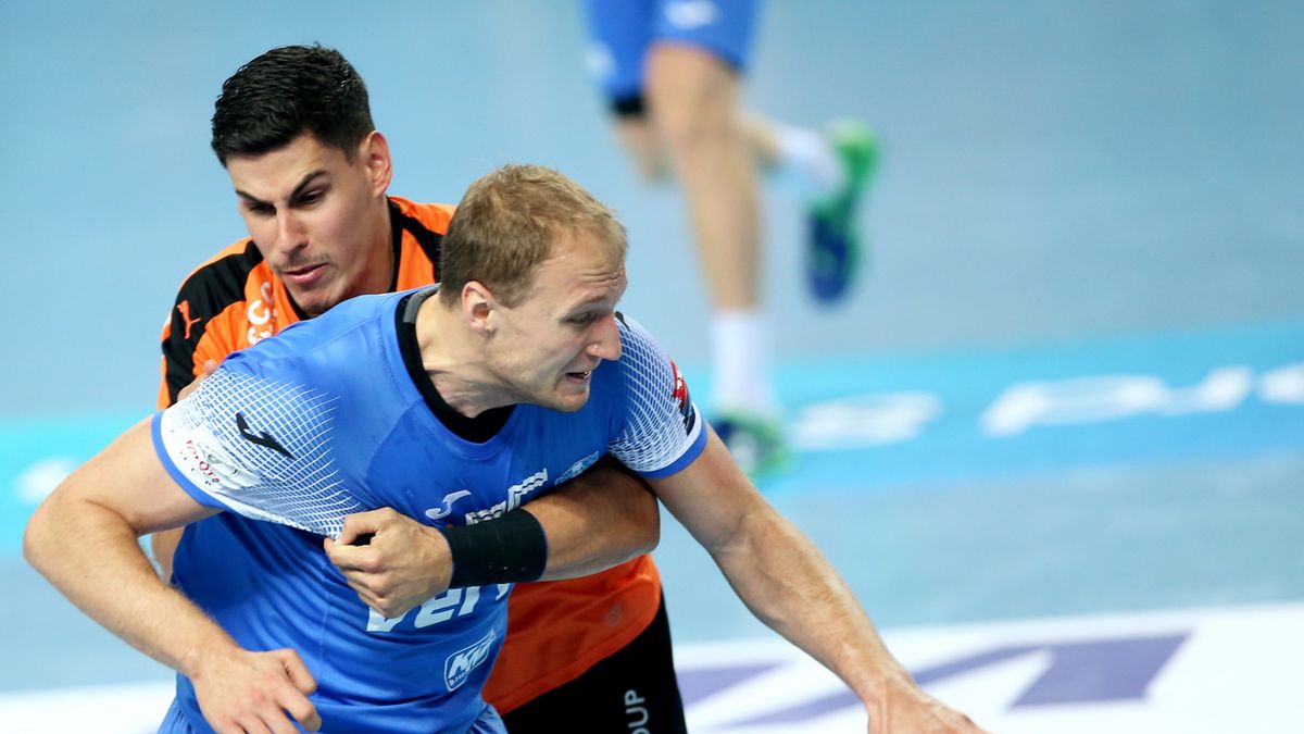 PAP / Piotr Augustyniak / Na zdjęciu: zawodnik Orlenu Wisły Płock Ziga Mlakar (z prawej) i Luka Maros (z lewej) z Kadetten Schaffhausen