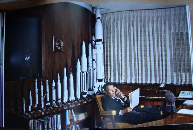 Wernher von Braun obok projektowanych przez siebie rakiet