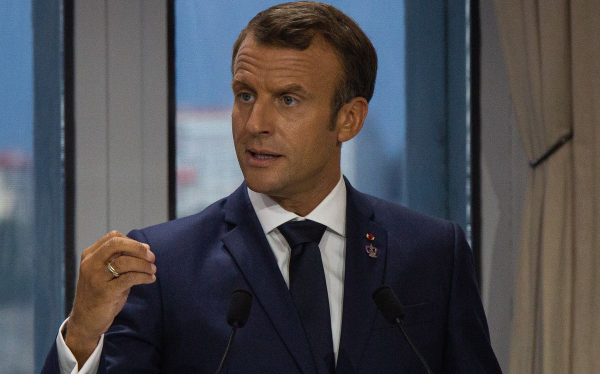 Prezydent Francji Emmanuel Macron odwiedził centralę telefonu alarmowego. Był przerażony